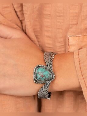 🩵🩶🪶 Southwestern style feather,  hinge, etched w/faux turquoise stone bracelet.